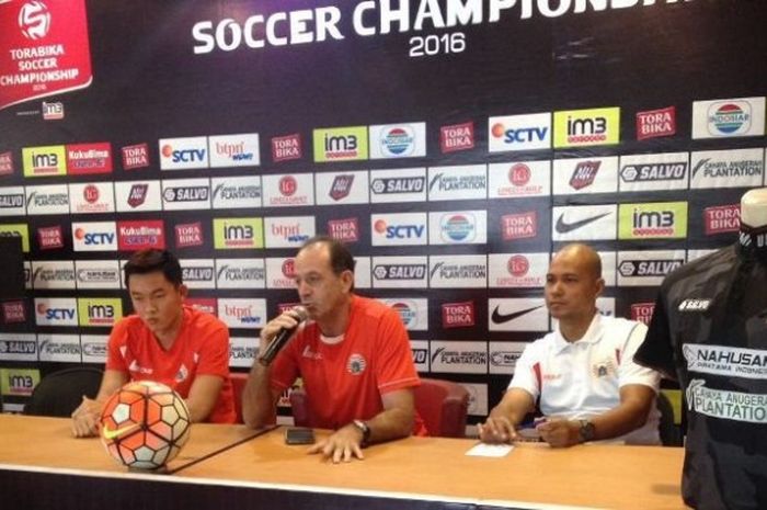 Pelatih Persija, Paulo Camargo (tengah), dan gelandang Sutanto Tan (kiri), dalam sesi jumpa pers sebelum laga PBFC kontra Persija di GOR Segiri, Samarinda, Sabtu (2/7/2016).