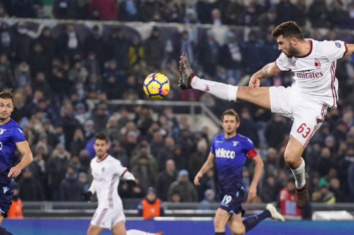 Pemain AC Milan, Patrick Cutrone, menendang bola dalam pertadningan leg kedua semifinal Coppa Italia kontra Lazio di Stadion Olimpico, Rabu (28/2/2018)