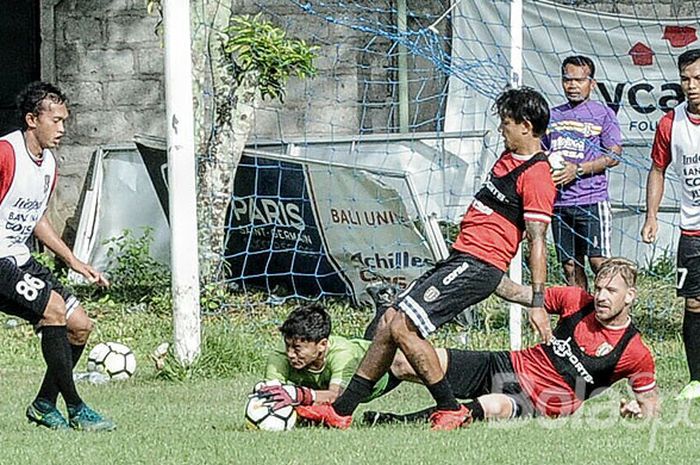 Irfan Bachdim (tengah) dan Kevin Brands yang sama-sama mengenakan rompi GPS Sport jatuh bangun di lini pertahanan menahan serangan tim Bali United lainnya yang mengenakan rompi putih pada gim internal, Senin (8/1/2018) pagi di Lapangan Trisakti, Legian, Bali.