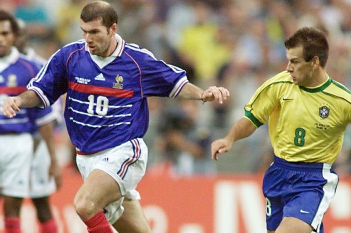 Zinedine Zidane (kiri) dan Dunga berduel dalam partai final Piala Dunia 1998 antara Brasil dan Prancis di Stadion Stade de France, Saint-Denis, 12 Juli 1998.