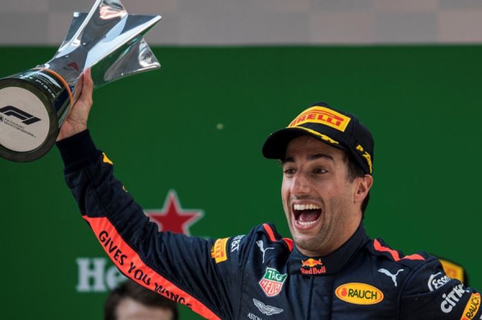 Pebalap Red Bull Racing, Daniel Ricciardo, melakukan selebrasi atas kemenangannya pada GP China yang berlangsung di Sirkuit Internasional Shanghai, Minggu (15/4/2018).