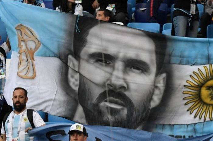  Suporter timnas Argentina membentangkan spanduk dengan gambar Lionel Messi di tribune Stadion Nizhny Novgorod dalam partai Grup D melawan Kroasia, 21 Juni 2018. 