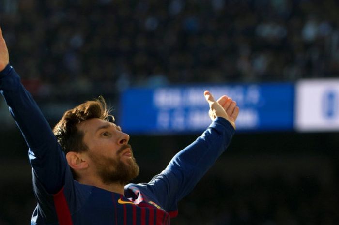 Megabintang FC Barcelona, Lionel Messi, merayakan gol yang dia cetak ke gawang Real Madrid dalam laga Liga Spanyol di Stadion Santiago Bernabeu, Madrid, pada 23 Desember 2017.