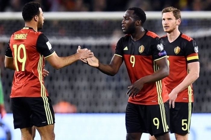 Penyerang Belgia, Romelu Lukaku (tengah), diselamati rekan setimnya, Mousa Dembele, setelah mencetak gol ke gawang Yunani dalam laga Kualifikasi Piala Dunia 2018 di King Baodouin Stadium, Brussels, 25 Maret 2017.