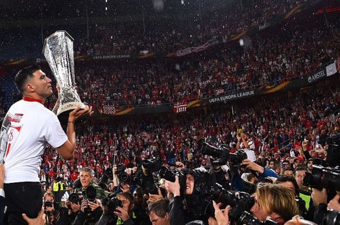 Pemain Sevilla, Antonio Reyes, saat memenangi Liga Europa 2015-2016