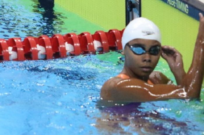 Perenang putri Indonesia, Azzahra Permatahani, setelah tampil pada nomor 200 meter gaya ganti perorangan putri pada hari kedua 2nd Indonesia Open Aquatic Championship 2018, di GBK Aquatic Stadium, Minggu (2/12/2018). 