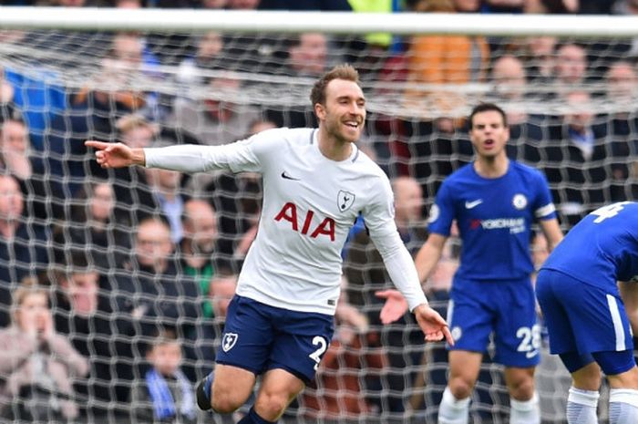 Gelandang Tottenham Hotspur, Christian Eriksen (kiri), merayakan golnya ke gawang Chelsea dalam laga Liga Inggris di Stadion Stamford Bridge, London pada 1 April 2018.