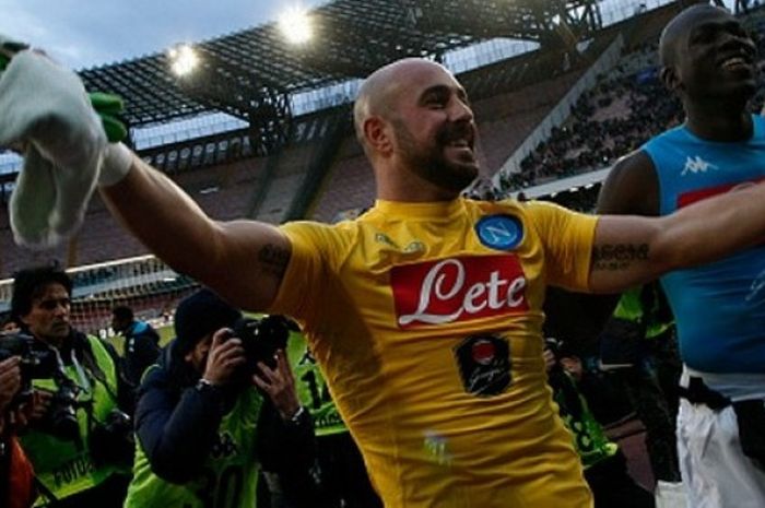 Pepe Reina merayakan kemenangan Napoli atas Carpi, Minggu (7/2/2016).