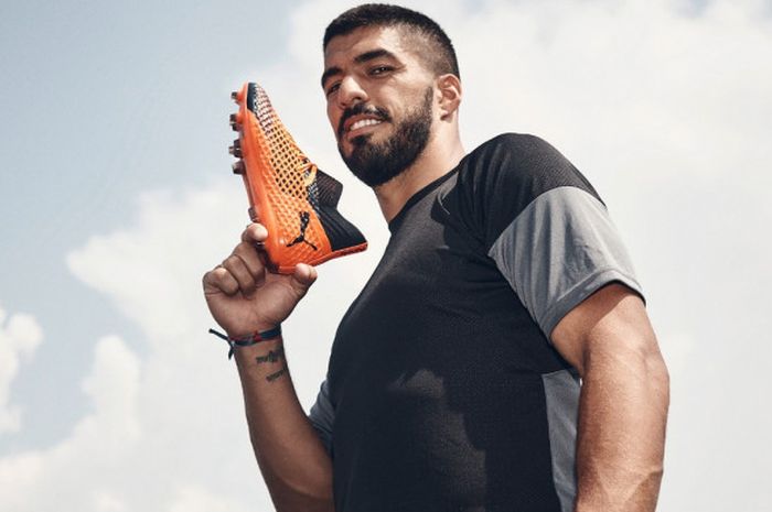 Luis Suarez akan mengenakan PUMA FUTURE, sepatu bola pertama dengan kesesuaian yang dapat diatur. Teknologi NETFIT yang dimiliki PUMA FUTURE membuat penggunanya bisa menalikan sepatu ini sesuai dengan kebutuhan kaki yang berbeda-beda.