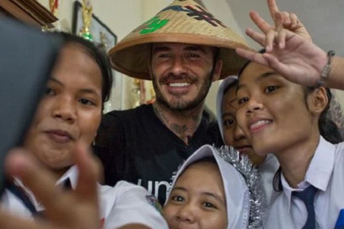   Duta Kehormatan UNICEF David Beckham berfoto bersama Sripun (15) dan para siswa di SMPN 17 di Semarang, Jawa Tengah, Indonesia, 27 Maret 2018. Sripun diunjuk oleh lingkungannya untuk menjadi agen perubahan dan berpartisipasi dalam program anti-bullying yang diinisiasi UNICEF  