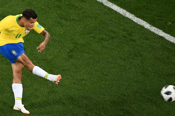 Gelandang timnas Brasil, Philippe Coutinho, melepaskan tembakan dari luar kotak penalti yang berbuah gol ke gawang Swiss pada laga pertama babak penyisihan Grup E Piala Dunia 2018 di Rostov Arena, Minggu (17/6/2018) waktu setempat atau Senin dini hari WIB.