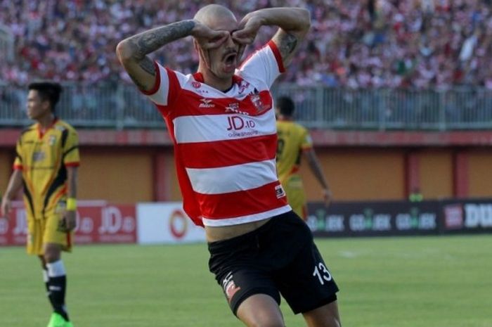 Pemain asing Madura United, Dane Milovanovic, bergaya seusai cetak gol dalam laga pekan ketiga Liga 1 melawan Mitra Kukar yang berujung dengan skor akhir 2-2 di Stadion Ratu Pamellingan Pamekasan, Jawa Timur (28/4/2017).