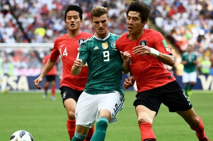 Penyerang timnas Jerman, Timo Werner (kiri), berduel dengan bek Korea Selatan, Yun Young-sun, dalam partai Piala Dunia 2018 di Kazan Arena, Kazan, 27 Juni 2018.