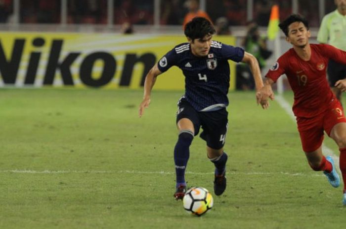 Penyerang timnas U-19 Indonesia, Hanis Saghara Putra (kanan) adu lari dengan bek timnas U-19 Jepang, Daiki Hashioka pada perempat final Piala Asia U-19 2018 di SUGBK, Jakarta, Minggu (28/10/2018). 