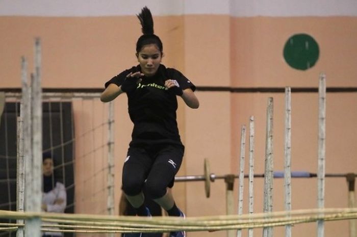 Pebola voli putri, Yolana Betha Pangestika, sedang menjalani latihan fisik jelang persiapan SEA Games 2017 di Padepokan voli, Sentul, Bogor, Jawa Barat, Kamis (1/6/2017).