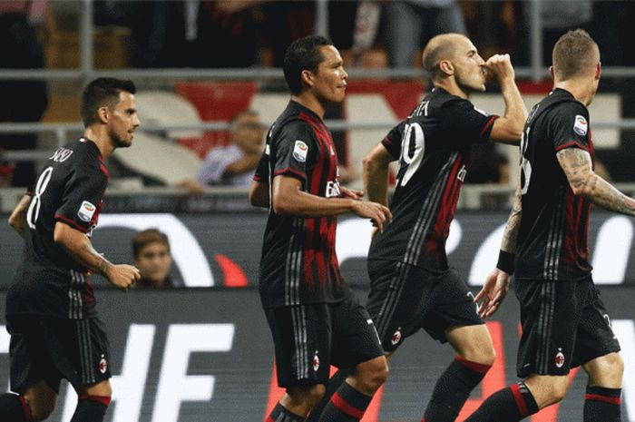 Para pemain AC Milan merayakan gol mereka kegawang Sassuolo dalam laga Serie A di San Siro, Milan, Italia, 02 Oktober 2016. 