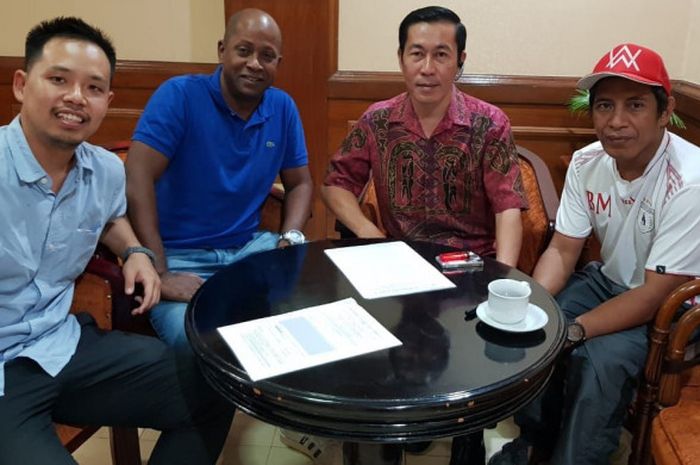 Pelatih baru Persipura, Amilton Silva de Olivera (dua dari kiri) setibanya di Jayapura, Jumat (6/7/2018)