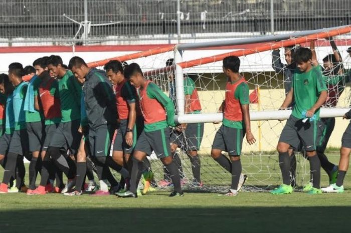 Para pemain timnas U-22 Indonesia gotong royong mengangkat gawang pada sesi latihan sore di Stadion Kapten I Wayan Dipta, Gianyar, Selasa (23/5/2017). 