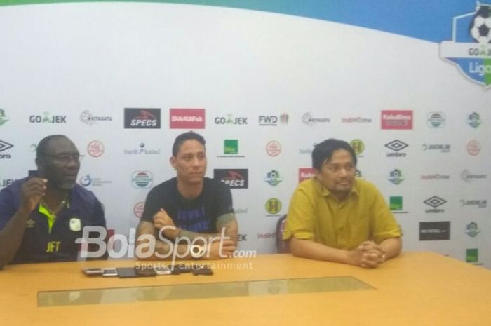 Pelatih, pemain anyar, dan Manajer Barito Putera; Jacksen F Tiago, Juan Pablo Pino, serta Hasnuryadi Sulaiman memberikan keterangan pers di Ruang Media Stadion 17 Mei, Banjarmasin, Sabtu (28/4/2018).