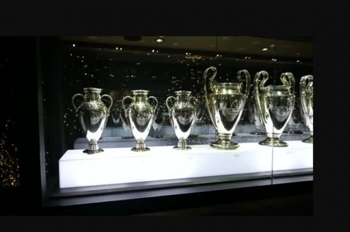 Trofi Piala Liga Champions milik Real Madrid yang terdapat di museum