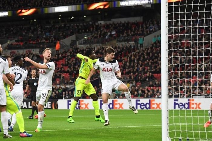 Striker Tottenham Hotspur, Harry Kane, mencetak gol bunuh diri saat melawan Gent pada partai kedua babak 32 besar Liga Europa di Stadion Wembley, Kamis (23/2/2017).