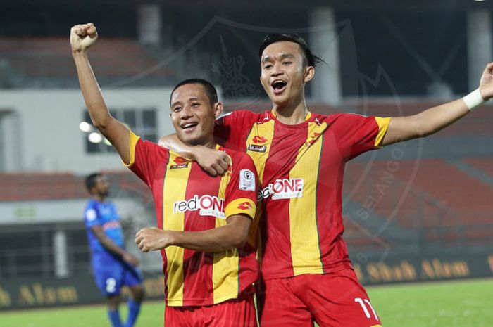 Gelandang Selangor FA asal Indonesia, Evan Dimas (kiri),  merayakan gol yang dicetaknya ke gawang PKNS bersama Mohammad Faizuddin dalam pertandingan Liga Super Malaysia 2018 di Stadion KLFA, Rabu (6/6/2018)