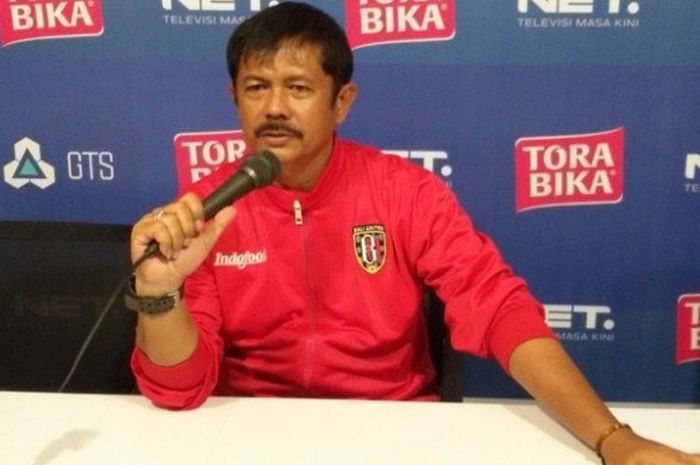 Pelatih Bali United, Indra Sjafri memberikan keterangan seusai dikalahkan Persija di Stadion Kapten I Wayan Dipta, Gianyar, Senin (21/3/2016). 
