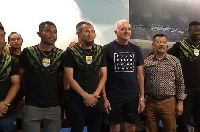 Manajemen PT Persib Bandung Bermartabat bersama pemain Persib Bandung foto bersama seusai melakukan konferensi pers di Graha Persib, Rabu (21/11/2018). 