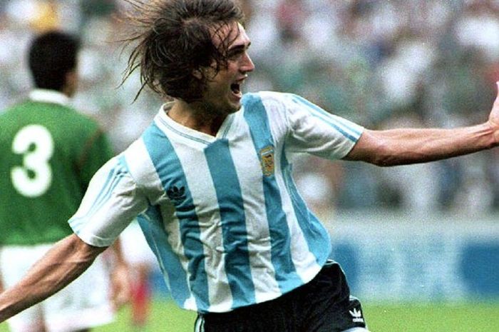 Striker Argentina, Gabriel Batistuta, melakukan selebrasi usai mencetak gol keduanya ke gawang Meksiko dalam laga final Copa America di Guayaquil, Ekuador, 4 Juli 1993.