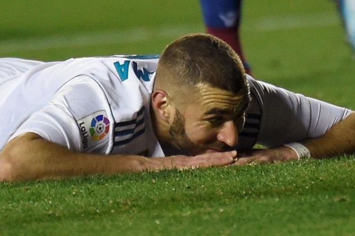 Reaksi Karim Benzema dalam partai Liga Spanyol antara Real Madrid kontra Levante di Stadion Ciutat de Valencia, 3 Februari 2018.