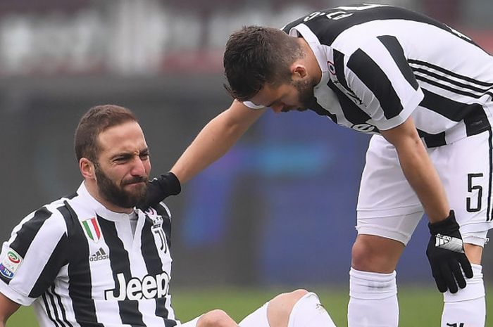 Striker Juventus, Gonzalo Higuain (kiri), mengalami cedera dalam pertandingan melawan Torino pada pekan ke-25 Liga Italia, Minggu (18/2/2018) di Stadion Olimpiade Turin.