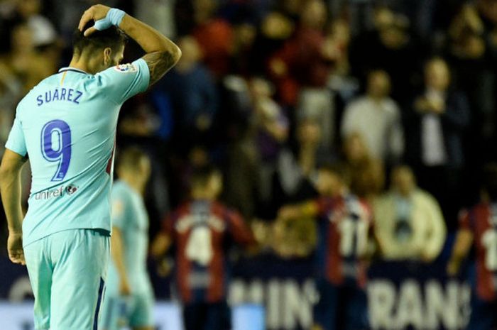 Penyerang FC Barcelona, Luis Suarez, tampak kecewa saat para pemain Levante menjebol timnya dalam laga Liga Spanyol di Stadion Ciutat de Valencia, Minggu (13/5/2018). 