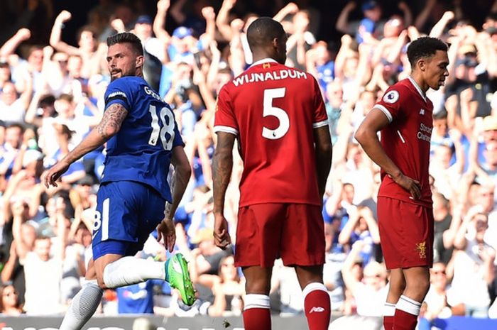 Penyerang Chelsea, Olivier Giroud (kiri), merayakan gol yang dicetak ke gawang Liverpool FC dalam laga Liga Inggris di Stadion Stamford Bridge, London pada 6 Mei 2018. 