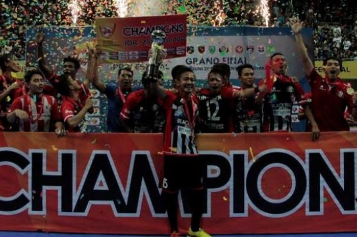 Selebrasi para pemain Black Steel usai memastikan jadi juara l Pro Futsal League (PFL) di GOR UNY, Y