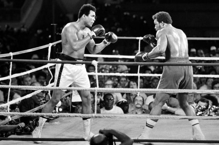 Muhammad Ali (kiri) bertarung lawan Goerge Foreman di Kinshasa, Zaire, dalam pertarungan world heavy