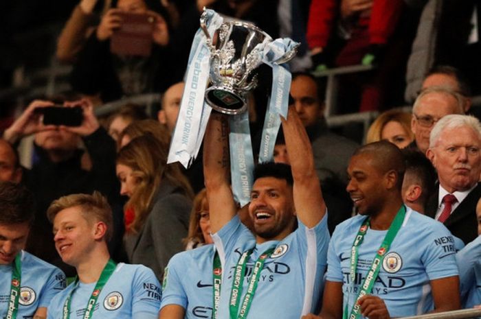 Striker Manchester City, Sergio Aguero, mengangkat trofi Piala Liga Inggris seusai mengalahkan Arsenal dalam laga final di Stadion Wembley, London pada 25 Februari 2018.