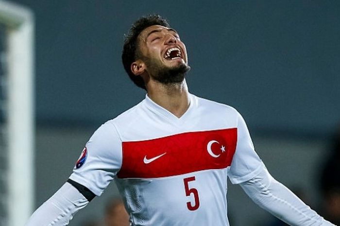 Hakan Calhanoglu, pemain Bayer Leverkusen asal Turki, merayakan gol di babak kualifikasi Euro 2016 melawan Republik Ceska di Letna Stadium, 10 Oktober 2015.