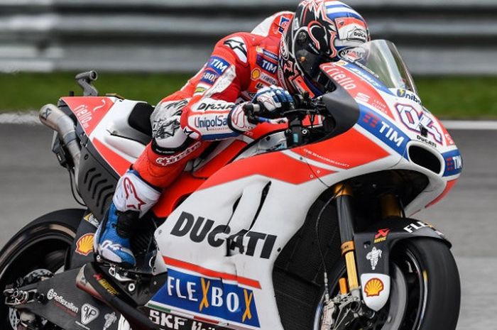 Pebalap Ducati Team, Andrea Dovizioso, memacu motor pada sesi kualifikasi GP Malaysia di Sirkuit Sepang, Sabtu (28/10/2017).