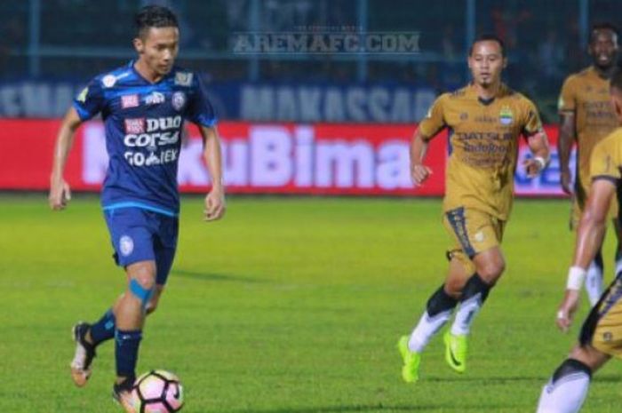 Dendi Santoso dikepung beberapa pemain Persib Bandung dalam pertandingan Arema FC versus Persib Bandung, Sabtu (12/8/2017).