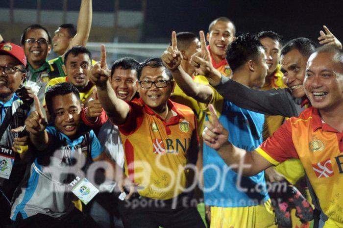 Ofisial dan pemain Bhayangkara FC saat merayakan Juara Liga 1 setelah menang atas Madura United di Stadion Bangkalan, Madura, Rabu (8/11/2017) malam.