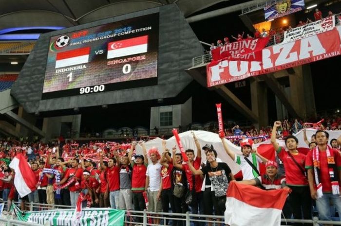 Para pendukung tim nasional Indonesia yang memadati Stasion Bukit Jalil National, Kuala Lumpur, Malaysia, dalam pertandingan Grup B Piala AFF 2012 menghadapi Singapura pada 28 November 2012.