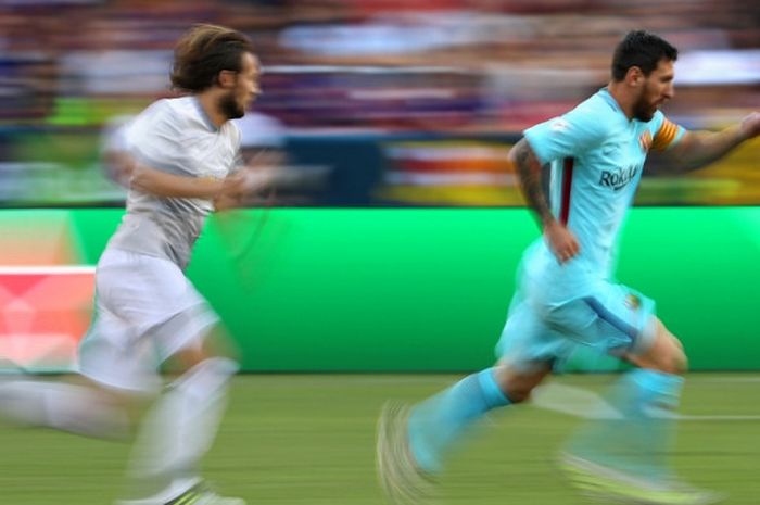 Pemain Manchester United, Daley Blind, mengejar megabintang FC Barcelona, Lionel Messi, dalam laga International Champions Cup di FedExField, Landover, Amerika Serikat pada 26 Juli 2017.