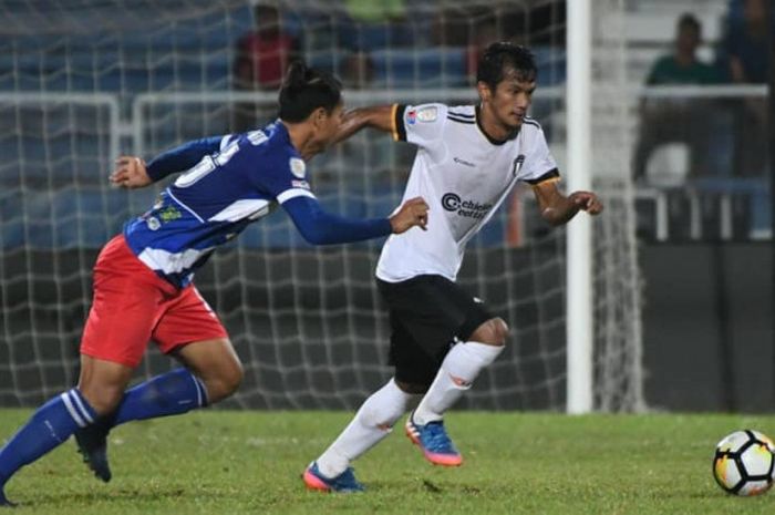 Aksi bek Kuala Lumpur FA, Achmad Jufriyanto (kiri) saat timnya dijamu Terengganu FC pada laga pamung