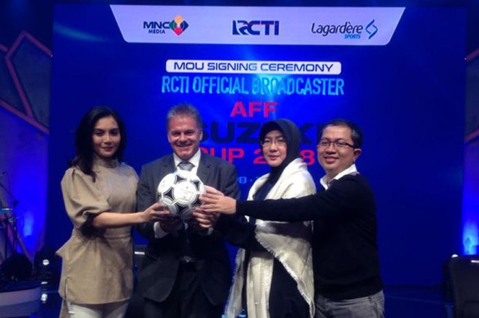 Acara penandatanganan MOU Piala AFF 2018-2020 antara pihak RCTI yang diwakili CEO RCTI, Kanti Mardiati, dan perwakilan AFF di Jakarta, Rabu (11/4/2018).