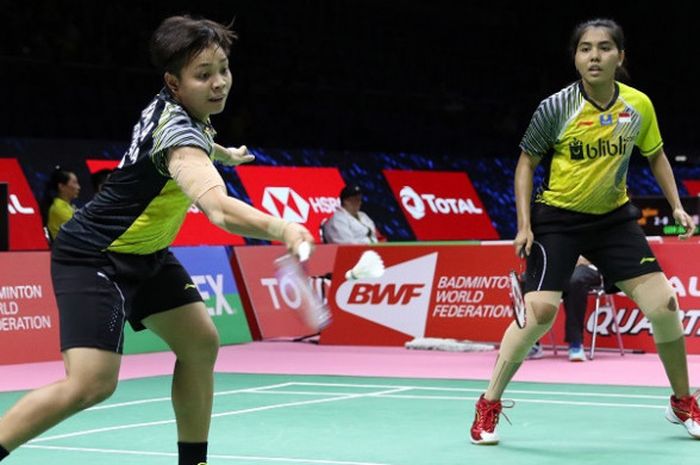 Pasangan ganda putri Indonesia, Nitya Krishinda Maheswari/Apriyani Rahayu, mengembalikan kok ke arah Delphine Delrue/Lea Palermo melawan Prancis di Impact Arena, Bangkok, Thailand, Selasa (22/5/2018).