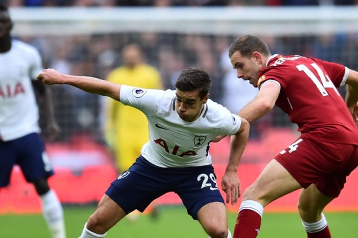 Gelandang Tottenham Hotspur, Harry Winks, berduel dengan kapten Liverpool FC, Jordan Henderson (kanan), dalam laga Liga Inggris di Stadion Wembley, London, pada 22 Oktober 2017.