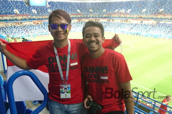 Hendrik (kiri) dan Juang (kanan), suporter dari Indonesia yang juga bonek, datang langsung ke Rusia untuk menyaksikan laga Inggris vs Belgia di Kaliningrad Stadium, Jumat (29/6/2018) dini hari WIB.