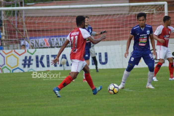 Gelandang Persipura Jayapura, Immanuel Wanggai, menggiring bola saat melawan PSIS Semarang pada peka