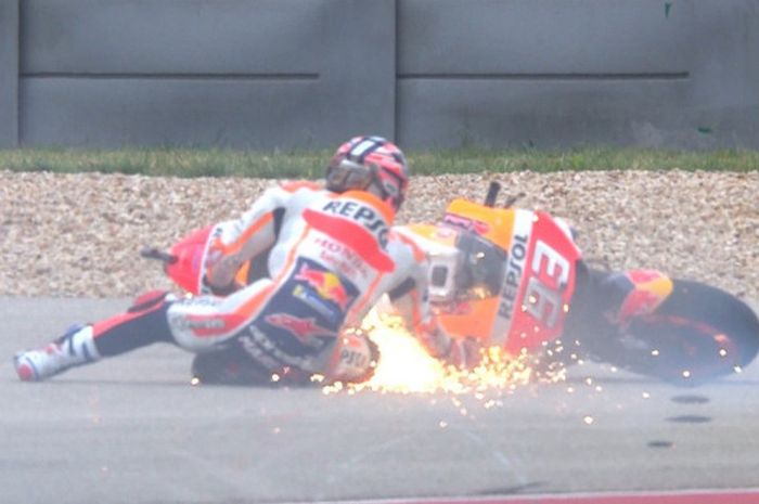 Momen saat Marc Marquez terjatuh dari motornya pada sesi kualifikasi MotoGP Americas 2018, Sabtu (21/4/2018) waktu Amerika Serikat.