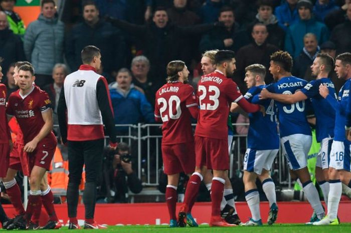 Roberto Firmino dan Mason Holgate terlibat friksi pada Derbi Merseyside antara Liverpool dan Everton di babak ketiga Piala FA, Jumat (5/1/2018). 